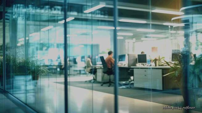 Modernes, optimal ausgeleuchtetes Büro.