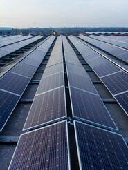 Große PV-Anlagre auf eiem Gewerbe-Gebäude.